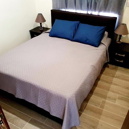 2 Bedroom Cozy Apartment Near Tourist Area, 200M From Sea Paphos Bagian luar foto
