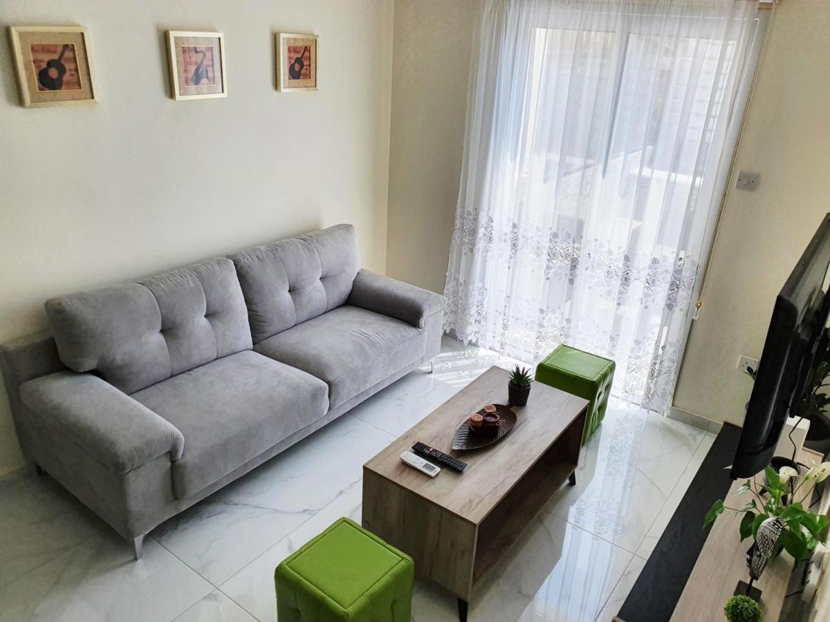 2 Bedroom Cozy Apartment Near Tourist Area, 200M From Sea Paphos Bagian luar foto