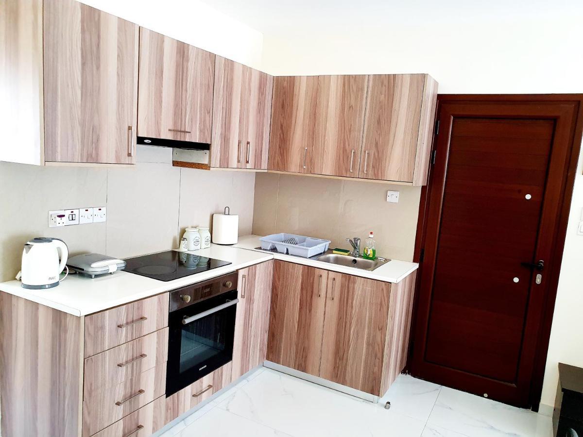 2 Bedroom Cozy Apartment Near Tourist Area, 200M From Sea Paphos Bagian luar foto