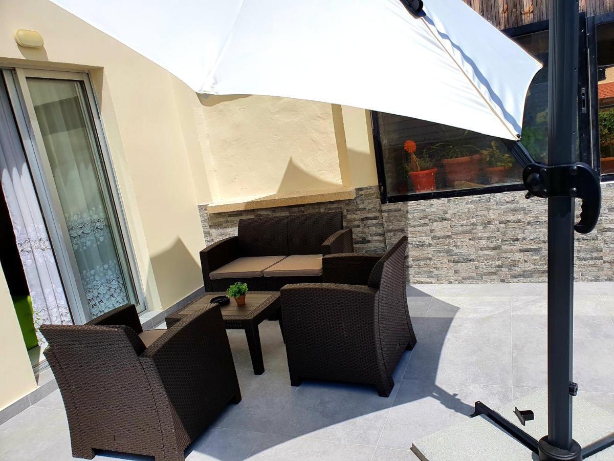 2 Bedroom Cozy Apartment Near Tourist Area, 200M From Sea Paphos Bagian luar foto