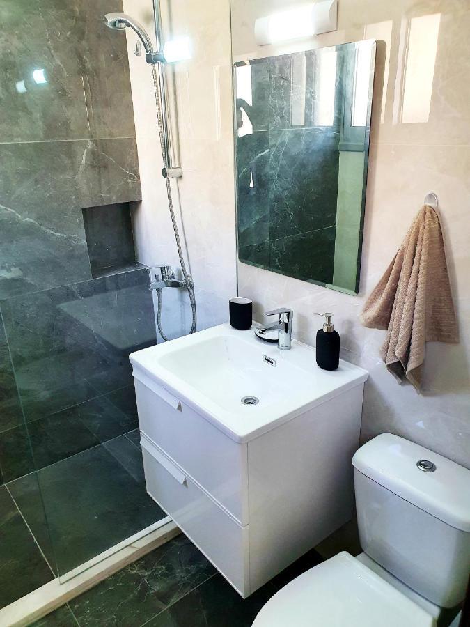 2 Bedroom Cozy Apartment Near Tourist Area, 200M From Sea Paphos Bagian luar foto