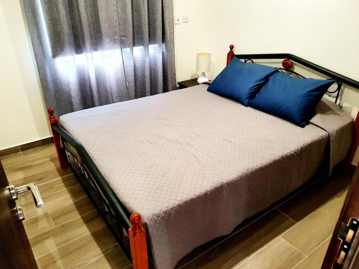2 Bedroom Cozy Apartment Near Tourist Area, 200M From Sea Paphos Bagian luar foto